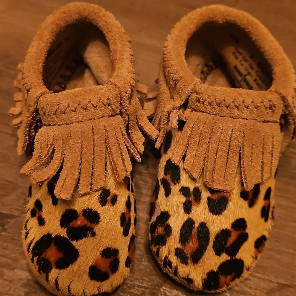 Minnetonka Riley Bootie/moccasin Size 2